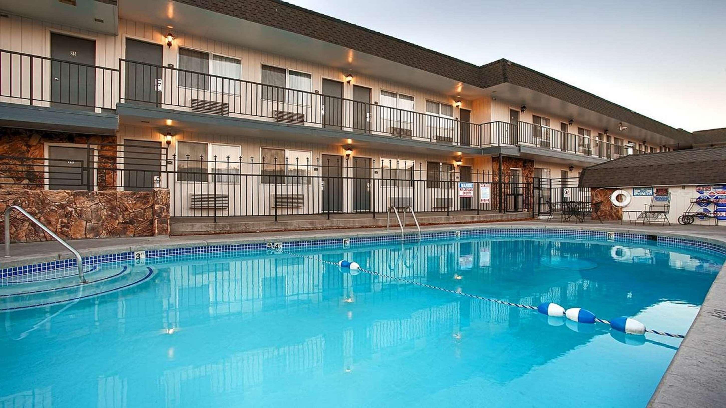 Surestay Plus Hotel By Best Western Сузанвилл Экстерьер фото