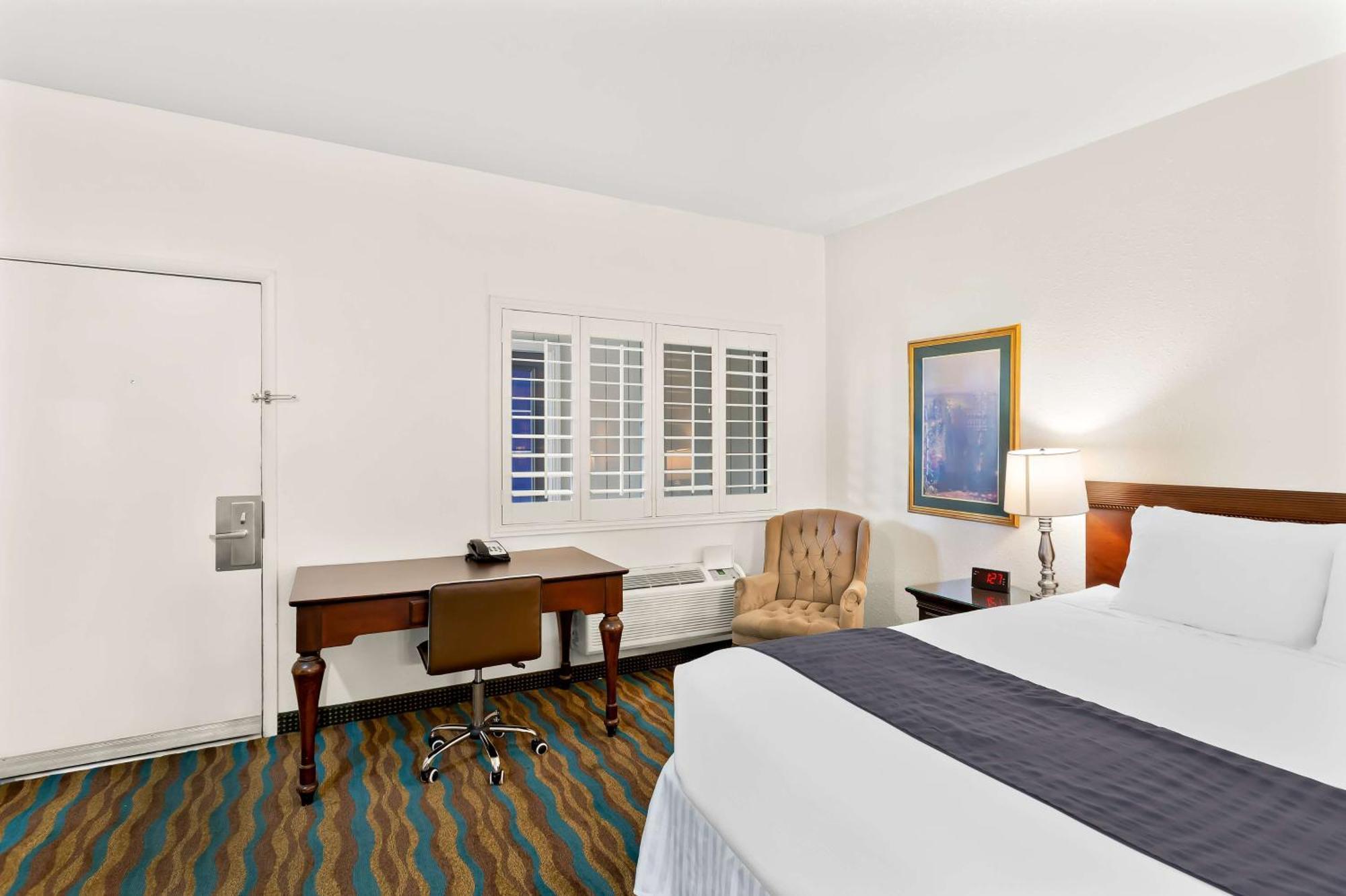 Surestay Plus Hotel By Best Western Сузанвилл Экстерьер фото