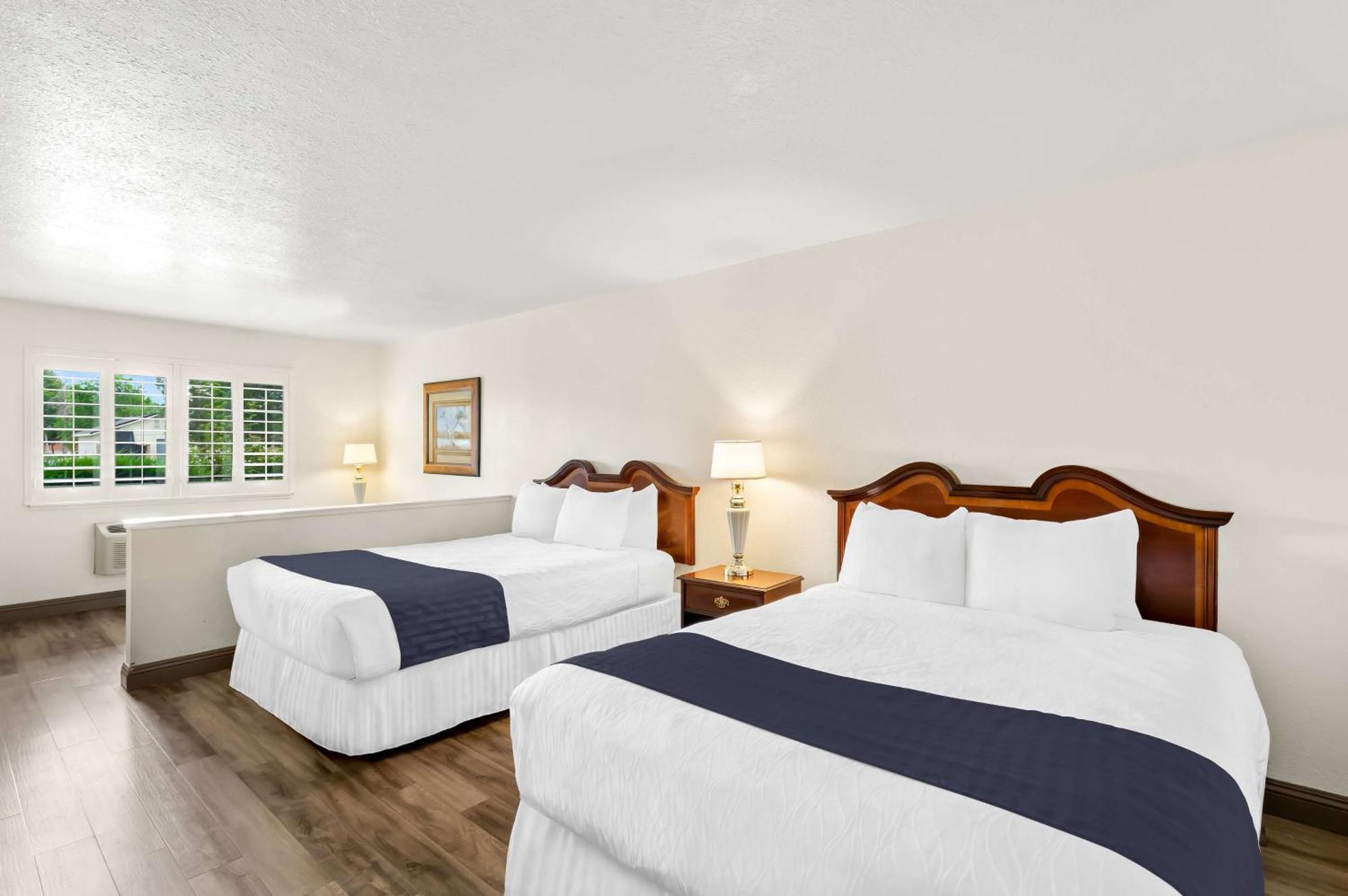 Surestay Plus Hotel By Best Western Сузанвилл Экстерьер фото